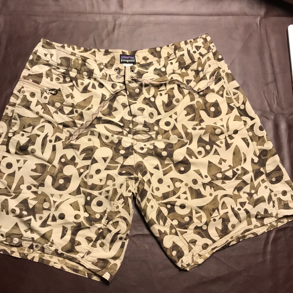 Men’s swim trunks